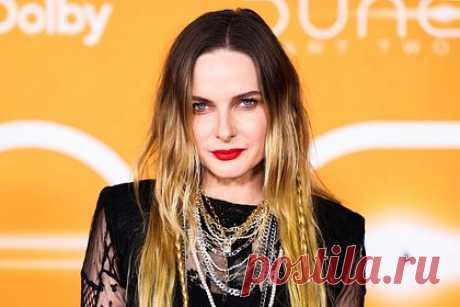 Популярная 40-летняя актриса вышла в свет в откровенном образе. Популярная шведская актриса Ребекка Фергюсон пришла на премьеру фильма «Дюна: Часть вторая» в Нью-Йорке, США, в откровенном наряде. 40-летняя звезда вышла в свет в черном платье ассиметричной длины, сшитом из лоскутов однотонной ткани, кружева и сетки, которые частично оголяли ее тело.