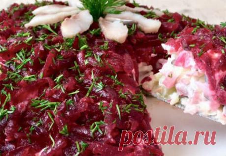 Норвежский Каприз: салат на замену Шубе - Steak Lovers - медиаплатформа МирТесен Салат Норвежский каприз имеет все шансы раз и навсегда вытеснить со стола классическую Шубу. Делается он проще, а получается куда как вкуснее. Нам понадобится 2 запеченных картофелины, столько же свеклы. Еще возьмем пару отварных яиц, примерно 250 граммов филе сельди, кисло-сладкое яблоко,
