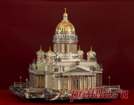 Эксклюзивные изделия созданы художникам и мастерами завода &quot;Красносельский ювелирпром&quot; в традиционном центре ювелирного ремесла России - поселке Красное - на - Волге. Копии Исаакиевского собора, Ипатиевского монастыря, Собора Воскресения Христова на Крови воплощены в трудоемких техниках: филигрань, эмаль, финифть.