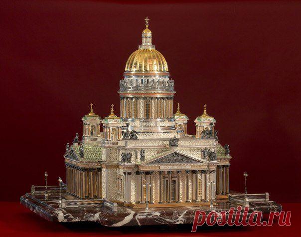 Эксклюзивные изделия созданы художникам и мастерами завода "Красносельский ювелирпром" в традиционном центре ювелирного ремесла России - поселке Красное - на - Волге. Копии Исаакиевского собора, Ипатиевского монастыря, Собора Воскресения Христова на Крови воплощены в трудоемких техниках: филигрань, эмаль, финифть.