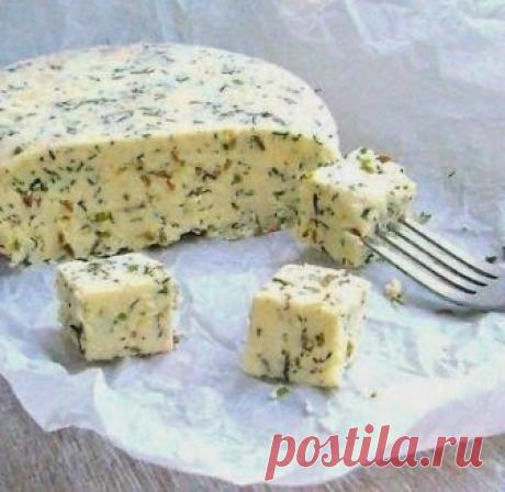 Домашний сыр с зеленью и тмином 1л кефира 1л молока 6 яиц 4 ч. ложки соли (или по вкусу) 1/3 ч. ложки красного острого перца щепотка тмина, 1 зубчик чеснока небольшой пучок разной зелени: укроп, кинза, зелёный лук Приготовление: В кастрюлю вылить молоко и кефир, поставить на плиту.Не доводя до кипения, влить тонкой струйкой в горячую молочно-кефирную смесь слегка взбитые с […]