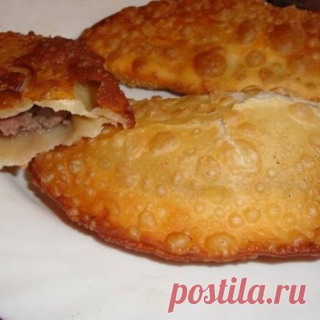 СОЧНЕЙШИЕ ЧЕБУРЕКИ.
Тесто идеальное, получится у всех. Прям советую приготовить!
Ингредиенты:
Для теста:
Вода - 250 мл.
Мука - 500 гр.
Соль - 0,5 ч. л.
Уксус - 9% - 1 ч. л.
Раст. масло - 2 ст. л.
Начинка:
Фарш говяжий - 500 гр.
Лук - 2 шт.
Вода - 100-150 мл.(примерно)
Соль, перец по вкусу
Готовим:
В чашу выливаем воду, добавляем соль, уксус, раст. масло, перемешиваем.
Постепенно всыпаем просеянную муку замешиваем тугое тесто.
Месить долго, чтобы оно было гладким.
Убрать в полиэтиленовый паке