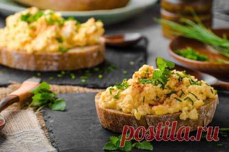 Завтраки из яиц хороши тем, что их можно быстро приготовить и вкусно подать. Из-за высокой питательной ценности они прекрасно насыщают и дают возможность спокойно дожить до обеда без перекусов. А самое главное, их любят и взрослые, и дети. Итак, что можно сделать из яиц на - 24 марта - 43125966007 - Медиаплатформа МирТесен