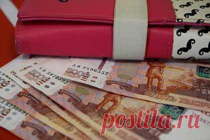 Бывшая преподавательница российского колледжа получила срок за взятки. В Хабаровске суд приговорил к шести годам лишения свободы условно бывшего преподавателя колледжа за взятки. В мае 2020 года преподаватель кафедры иностранных языков получила 100 тысяч рублей от 13 студентов колледжа, которые не хотели проходить промежуточную аттестацию. Она поставила им высокие оценки без сдачи.