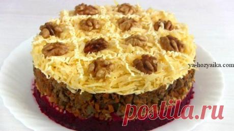 Новогодний салат с печенью. Салат из куриной печени слоями Предложенный рецепт сделает ваш домашний ужин еще более уютным. Но вместе с тем, это блюдо достойно и банкетного меню, и наверняка порадует своим вкусом, благодаря гармоничному сочетанию ингредиентов.