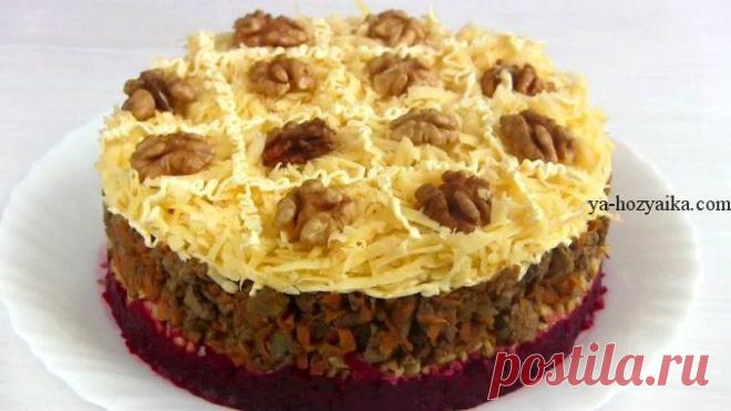 Новогодний салат с печенью. Салат из куриной печени слоями Предложенный рецепт сделает ваш домашний ужин еще более уютным. Но вместе с тем, это блюдо достойно и банкетного меню, и наверняка порадует своим вкусом, благодаря гармоничному сочетанию ингредиентов.