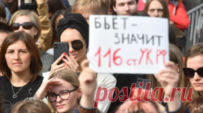 В торговых центрах Москвы появились постеры с лозунгом «Бьёт — значит не любит». Публичная акция против семейного насилия «Бьёт — значит не любит» проводится в разных местах Москвы — в городе появились плакаты с одноимённым лозунгом и QR-кодом, ведущим на страницу Кризисного центра помощи женщинам и детям. Как сообщает центр, такие наклейки можно увидеть и «в дамских комнатах столичных торговых центров». Читать далее