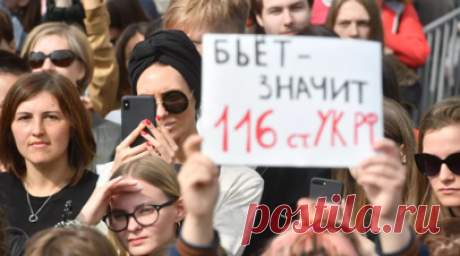 В торговых центрах Москвы появились постеры с лозунгом «Бьёт — значит не любит». Публичная акция против семейного насилия «Бьёт — значит не любит» проводится в разных местах Москвы — в городе появились плакаты с одноимённым лозунгом и QR-кодом, ведущим на страницу Кризисного центра помощи женщинам и детям. Как сообщает центр, такие наклейки можно увидеть и «в дамских комнатах столичных торговых центров». Читать далее