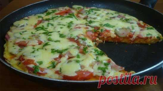 Пицца за 5 минут!
Очень быстрая и вкусная пицца. Справится даже ребенок
Ингредиенты: 
- Яйцо - 2 шт 
- Майонез - 4 ст. л.
- Сметанa - 4 ст. л.
- Мука (без горки) - 9 ст. л.
- Сыр
- Колбаса
- Грибы (По желанию)
- Помидор
Приготовление:
Смешать яйцо, муку, сметану, майонез. Тесто получается жидкое, как сметана.
Тесто вылить на сковороду и уже сверху положить любую начинку. У меня сосиски, потом чуть копченой колбасы, слегка прожаренные грибы.Сверху помидоры.
Сделать сеточку из майонеза и засып