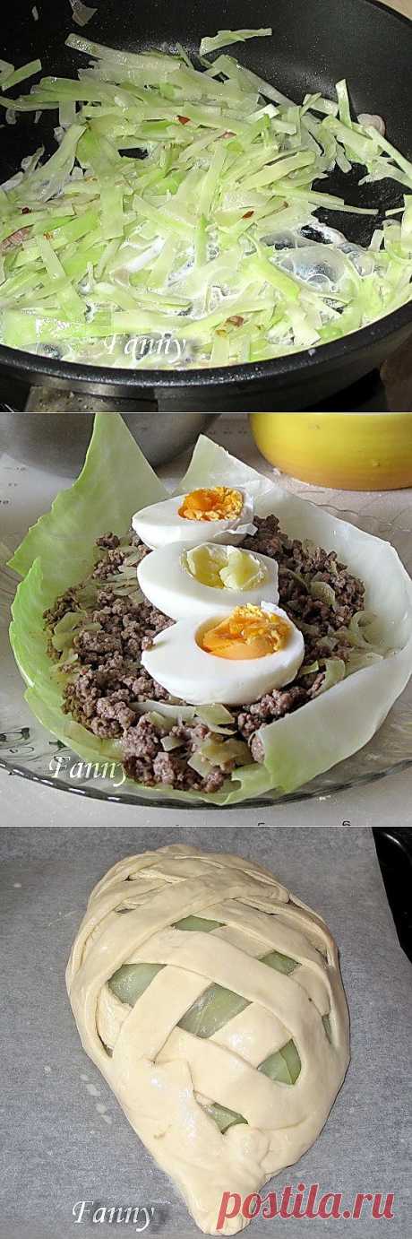 Капустно-мясной рулет в слоеном тесте.