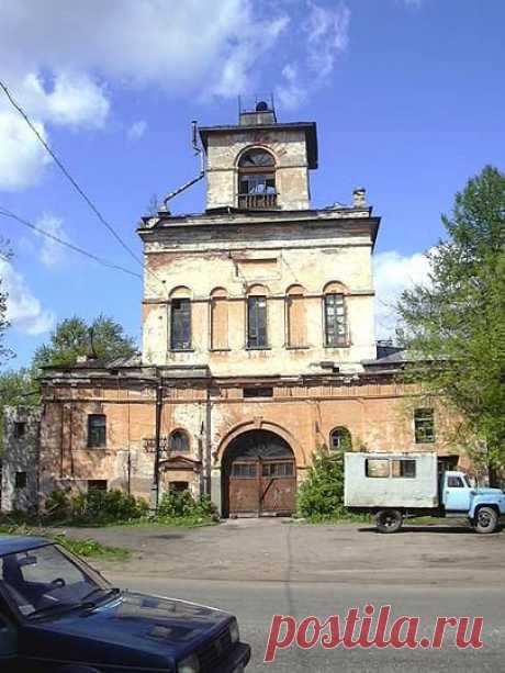 ТИХВИНСКИЙ ВВЕДЕНСКИЙ МОНАСТЫРЬ (г. Тихвин).Основан по указу Ивана Грозного в 1560.В мон. была заключена и впоследствии похоронена на местном кладб. Е.А. Ганнибал, первая жена А.П. Ганнибала. 27 марта 1844 во Введенском соборе крещен Н.А. Римский-Корсаков.В кон. XIX в. при мон. создан приют для девочек-сирот.Церкви закрыты в 1924-26, в мон. зданиях разместилась дет. колония. В 2006 началось совершение молебнов.Предполагается формирование монашеской общины.
