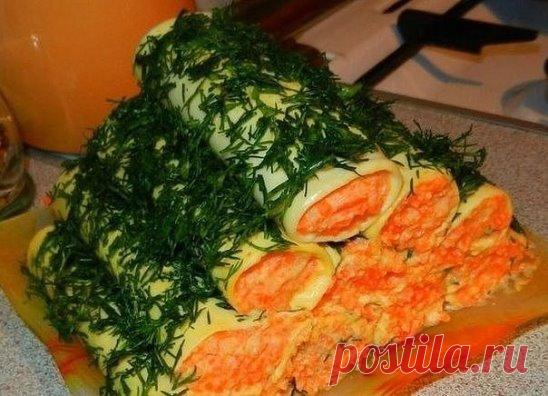 Закусочные сырные трубочки 
Эти закусочные сырные трубочки с начинкой из корейской морковки и с плавленным сыром. Очень вкусные! На праздничный стол - отменное блюдо. 
Ингредиенты: 
Сыр плавленый в пластинках - 16 штук; 
Корейская морковь – 300 грамм; 
Вареное куриное яйцо – 3 штуки; 
Укроп – 1 большой пучок; 
Чеснок – 2 зубчика; 
Сливки (густые) – 3 ст. ложки; 
Горчица, соль, перец 
Приготовление: 
Измельчить в блэндере яйца, корейскую морковку, чеснок, сливки до кремового состояния. Прове