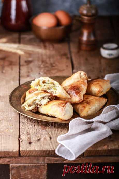 Cлоеные пирожки с капустой «Плацинды» - Будет вкусно - 21 мая - 43039435141 - Медиаплатформа МирТесен Ох, ну кто не любит пирожки?! А если они еще и слоеные? А если еще и с капустой? А если слегка хрустящие снаружи и мягкие сочные внутри? Дааа... Такие пирожки можно есть и в праздники, и в будни. Они станут украшением как семейных обедов, так и прекрасно подойдут к чашке чая за завтраком. Готовятся - 21 мая - 43039435141 - Медиаплатформа МирТесен