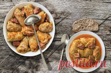 Запись на стене Свиные ребрышки в капусте с подливкой👩‍🍳Чтобы голубцы получились аккуратными, важно выбрать свиные рёбра с равномерным слоем мяса. Если нужно, можно срезать выступающие кусочки, которые потом можно добавить в посуду для тушения вместе с голубцами или использовать для приготовления отдельного блюда, например, плова.Перед тем как заворачивать рёбрышки в капустные листья, свинину нужно слегка обжарить. Опытные повара советуют солить мясо не р...