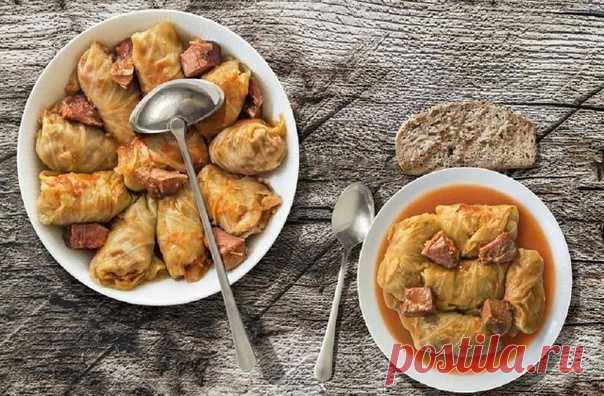 Запись на стене Свиные ребрышки в капусте с подливкой👩‍🍳Чтобы голубцы получились аккуратными, важно выбрать свиные рёбра с равномерным слоем мяса. Если нужно, можно срезать выступающие кусочки, которые потом можно добавить в посуду для тушения вместе с голубцами или использовать для приготовления отдельного блюда, например, плова.Перед тем как заворачивать рёбрышки в капустные листья, свинину нужно слегка обжарить. Опытные повара советуют солить мясо не р...