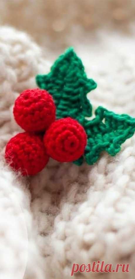 PDF Брошь Остролист крючком. FREE crochet pattern; Аmigurumi toy patterns. Амигуруми схемы и описания на русском. Вязаные игрушки и поделки своими руками #amimore - маленькая брошь в виде листьев падуба с ягодами, брошка в виде листьев остролиста к Новому году.