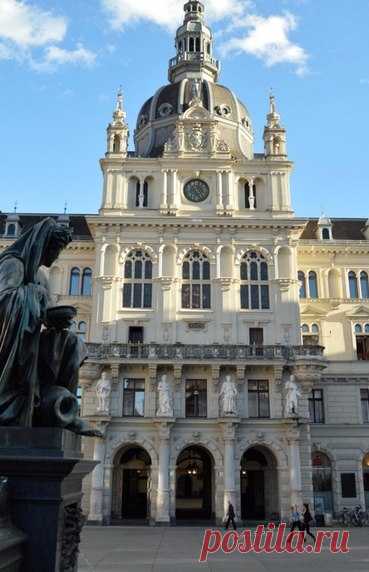 Австрия, Грац Грац (нем. Graz [ˈɡʁaːts], словен. Gradec) — город на юго-востоке Австрии, центр федеральной земли Штирия. Грац — второй по величине город страны, насчитывает более 250 тысяч жителей.Грац издавна является городом студентов. Четыре университета, а именно: Грацский университет...