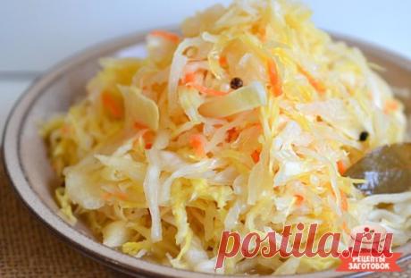 Как квасить капусту. Маленькие хитрости:
1. Тертая морковь придаст капусте розоватый цвет, а если морковь тонко нарезать, то капуста останется белой.
2. Для защиты от бактерий стенки посуды, где будет кваситься капуста, можно смазать медом.
3. Чтобы капуста хрустела, можно добавить к ней немного корня хрена.
4. От плесени хорошо помогают листья хрена, ими надо укрывать капусту сверху.
5. В процессе брожения нужно пару раз проткнуть капусту деревянной спицей, чтобы выходили лишние