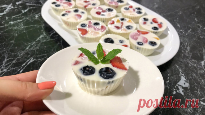 Очень нежное СЛИВОЧНОЕ желе с фруктами и ягодами! Список ингредиентов:•Сливки ( не холодные) - 600 мл.•Желатин - 20 гр.•Вода - 60 мл.•Сахарная пудра - 80 гр.•Ванильный сахар - 10 гр•Клубника•Голубика•Персики