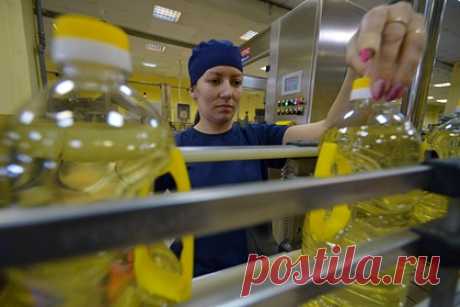 Нутрициолог предупредила россиян об опасных продуктах из магазинов. Нутрициолог Анна Дробышева назвала продукты, которые не следует покупать в магазине. По ее мнению, к этой категории относится пастеризованное молоко, а также рафинированные и дезодорированные масла. Вред для здоровья могут представлять и сладкие йогурты, содержащие много сахара.