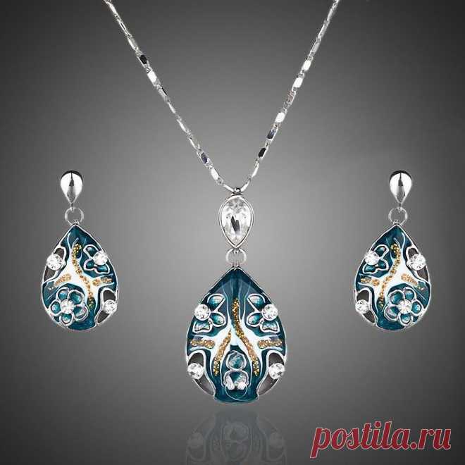 Это настоящий шедевр ювелирного искусства, который любую женщину сделает счастливой. Ведь представительницы слабого пола счастливы, когда чувствуют себя привлекательными, а значит уверенными в себе в самых разных обстоятельствах.
Светло-голубой комплект украшений отлично будет гармонировать с однотонным или комбинированным цветом одежды, обуви и аксессуаров. Эти сережки и подвеска на светлой цепочке будут уместны и на работе, и на отдыхе.