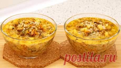 Гречневый суп с сыром, грибами, картошкой, зеленью и чесноком. Гречневый суп с сыром, грибами, картошкой, зеленью и чеснокомПодготовьте либо 1,5 литра любого бульона, либо те же полтора литра воды.Одну среднюю или большую луковицу нарезаем мелкими кубиками.Одну среднюю морковь натираем на крупной тёрке. Складываем к нарезанному луку.200-250 грамм шампиньонов или других грибов нарезаем мелко и складываем в другую миску.3 небольших картофелины нарезаем мелкими кубиками.Суповой сырок нарезаем на…