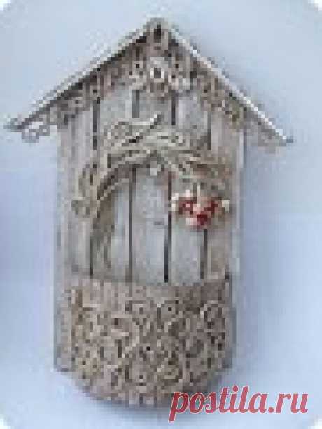 Картонно-деревянно-джутовая ключница " Рябинушка".Мастер-класс. Приветствую всех жителей этой замечательной страны! Наконец-то я почти закончила свою ключницу.Почему почти? потому что нет еще крючков для ключей( они будут ввинчены снизу) и крючочка сзади.Делала ее почти месяц и задумка была несколько другая ,и называться она должна по другому,но мастера и мастерицы знают,как иногда изделие не хочет подчиняться нам и приходится отходить от своей ...