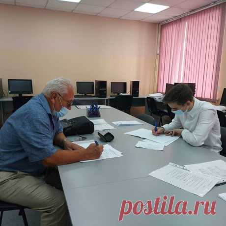 Photo by Евгений Простомолотов on August 02, 2021. May be an image of one or more people, people sitting and indoor. Someone is in blue, somebody is in blue-blue. Someone is in blue-green, someone in green, somebody in red-purple.

Изображение человека: мужчина в голубом. На фотографии есть или несколько человек, или один человек, сидящий в помещении. Кто-то в голубом, кто-то в голубом-голубом. Кто-то в голубом-зеленом, кто-то в зеленом, кто-то в красном-фиолетовом.