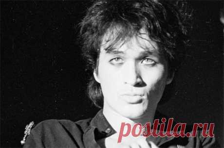 Последний герой, или Что вы знаете о легендарном Викторе Цое? 21 июня 2017 года исполнилось бы 55 лет Виктору Цою, создателю и бессменному лидеру легендарной группы «Кино». Он прожил яркую и короткую жизнь, а его песни популярны сегодня как среди молодёжи, так и среди людей старшего поколения.