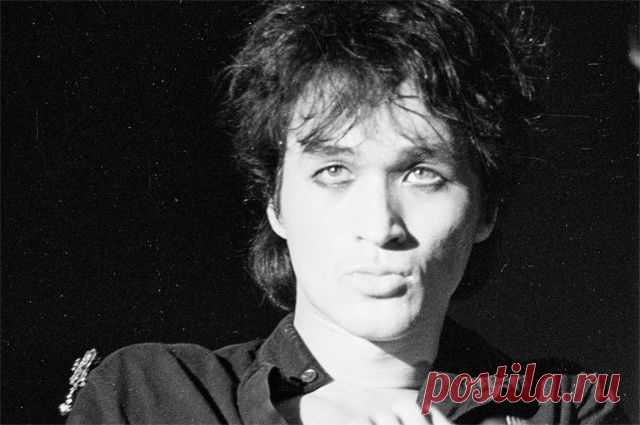 Последний герой, или Что вы знаете о легендарном Викторе Цое? 21 июня 2017 года исполнилось бы 55 лет Виктору Цою, создателю и бессменному лидеру легендарной группы «Кино». Он прожил яркую и короткую жизнь, а его песни популярны сегодня как среди молодёжи, так и среди людей старшего поколения.