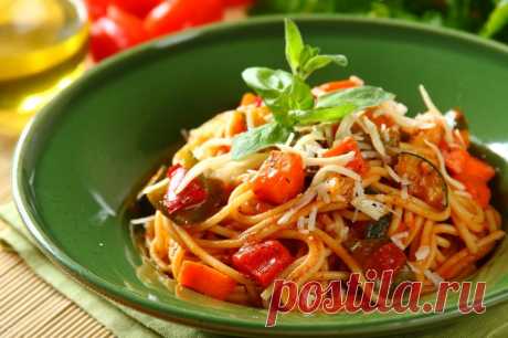 Спагетти с овощами.
Простой рецепт вкуснейших спагетти с кабачком, помидорами, сладким перцем, морковью, сыром и ароматными прованскими травами.