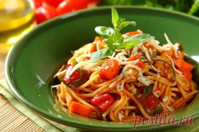 Спагетти с овощами.
Простой рецепт вкуснейших спагетти с кабачком, помидорами, сладким перцем, морковью, сыром и ароматными прованскими травами.