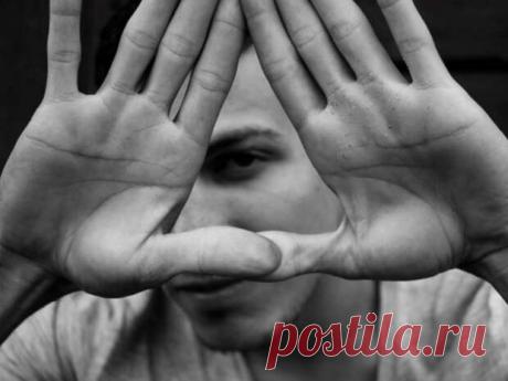 Что можно узнать о характере и энергетике человека по его рукам? - Сонники, гороскопы, гадания - медиаплатформа МирТесен Энергетика человека может быть изменчивой, но основные сведения вы можете выявить абсолютно всегда. На что нужно обращать внимание, чтобы открыть тайны чужой энергетики?Форма кистей Обратите внимание в целом на форму руки человека. Для этого вам нужно заметить, как она выглядит в момент, когда