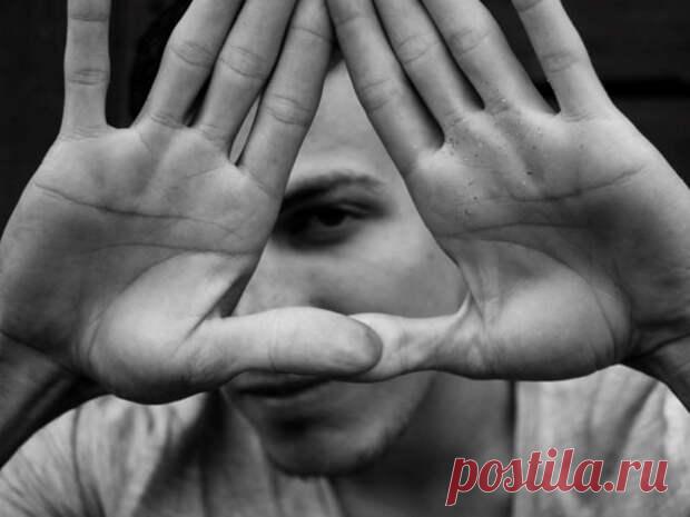 Что можно узнать о характере и энергетике человека по его рукам? - Сонники, гороскопы, гадания - медиаплатформа МирТесен Энергетика человека может быть изменчивой, но основные сведения вы можете выявить абсолютно всегда. На что нужно обращать внимание, чтобы открыть тайны чужой энергетики?Форма кистей Обратите внимание в целом на форму руки человека. Для этого вам нужно заметить, как она выглядит в момент, когда