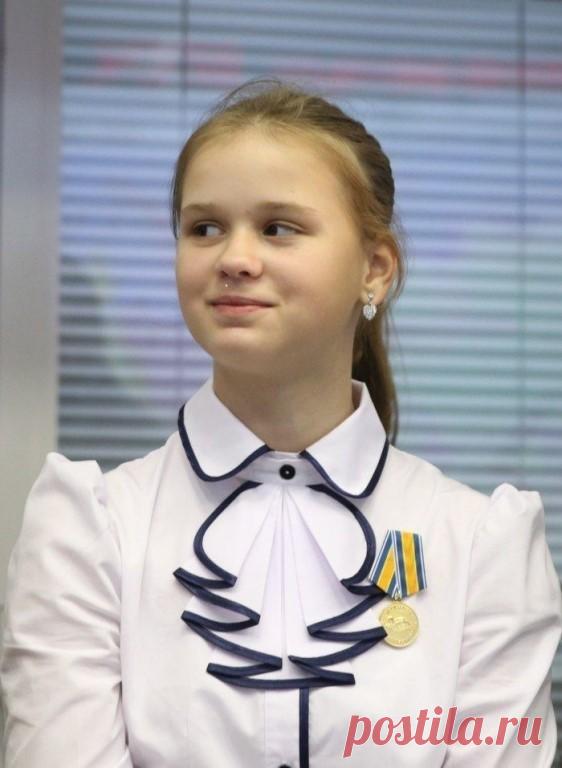 Прочтите об этой девочке, это не Бузова, не жена Джигарханяна и уж тем более не Шурыгина - она ИСТИННАЯ РУССКАЯ, о которой из века в век писали поэты и писатели. 
В знак уважения, расскажите о ней своим друзьям.
13-летняя Юля Король, круглая сирота, все богатство которой состоит в бабушке и брате. Она после крушения каноэ несмотря на отсутствие спасательного жилета смогла выплыть... С трудом встала и пошла за помощью. Брата она поначалу держала за руку, но руки разжались. ...