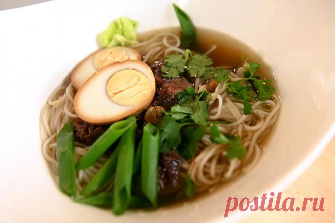 Суп, который понравится всем: рамэн с говядиной, яйцом и овощами