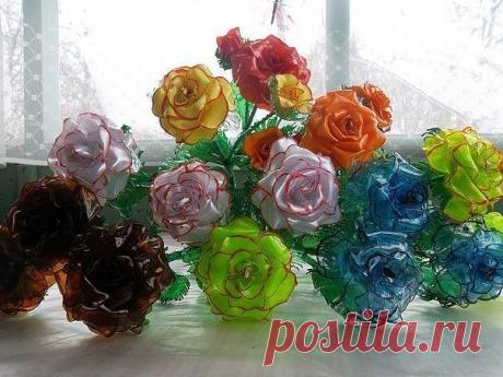 КАК СДЕЛАТЬ РОЗУ ИЗ ПЛАСТИКОВЫХ БУТЫЛОК

Изготавливаем шаблоны. Чертим квадрат со сторонами 9,5 см. Остальные квадраты на 1 см меньше. 
Из квадрата вырезаем лепесток.Получается шаблон- цветок.
Необходимо сделать шесть шаблонов на одну розу. 
Для листьев вырезаем 1 шаблон.Обрезаем у 1,5 литровой бутылки горлышко и дно. 
Разрезаем бутылку пополам.Переносим шаблоны на бутылку.
Вырезаем заготовки.Вырезаем листья и делаем надрезы по краю листа.
У зелёных листьев форма может быт...