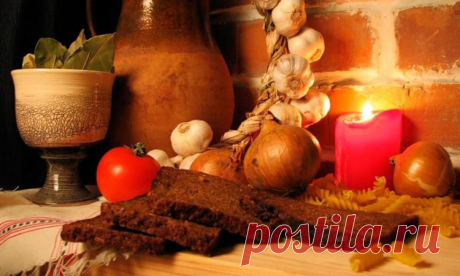 Рождественский пост не такой строгий, как Великий. Тем, кто его соблюдает, нельзя есть молочные и мясные продукты, яйца. Разрешена горячая пища и растительное масло, также можно чаще есть рыбу и пить вино.