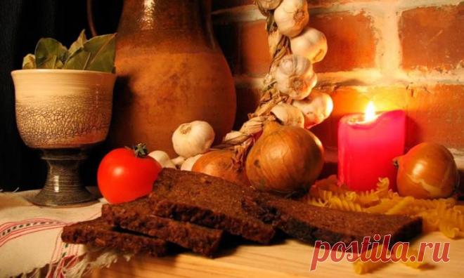 Рождественский пост не такой строгий, как Великий. Тем, кто его соблюдает, нельзя есть молочные и мясные продукты, яйца. Разрешена горячая пища и растительное масло, также можно чаще есть рыбу и пить вино.