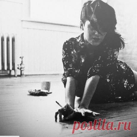 Привычки, которые стоит выкинуть из своей жизни. 

1. Прекратите забивать на свои цели
Многие люди мечтают об успехе, другие просыпаются и пашут не покладая рук. Действия и перемены просто игнорируются, когда они так необходимы. Возьмите себя в руки. То, что не начнете делать сегодня, завтра само по себе не завершится.

2. Прекратите обвинять других и оправдываться
Перестаньте винить других за то, что у вас есть или нет, или за то, что вы чувствуете или не чувствуете. Когда