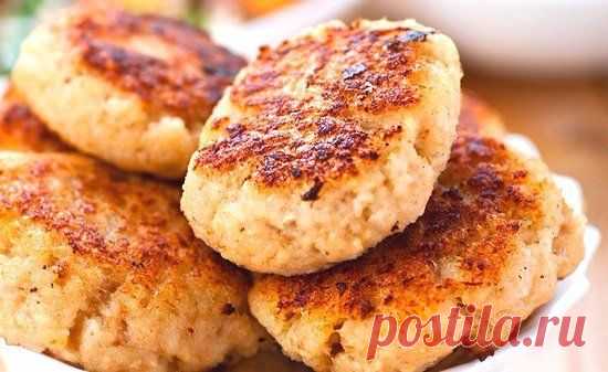 4 лучших рецепта диетических котлет! 🔥Куриные диетические котлеты (206 ккал) Взять 400 г куриного филе, приготовить фарш, добавить 6 яичных белков, 1 столовую ложку молотой овсянки или соевой муки,