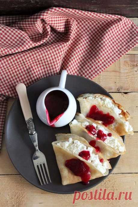 Блинчики с творогом и пряным брусничным соусом