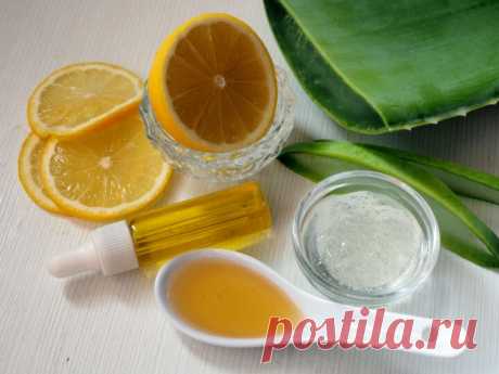 Cosmetic facial mask based on Aloe Vera, honey and lemon juice and olive oil