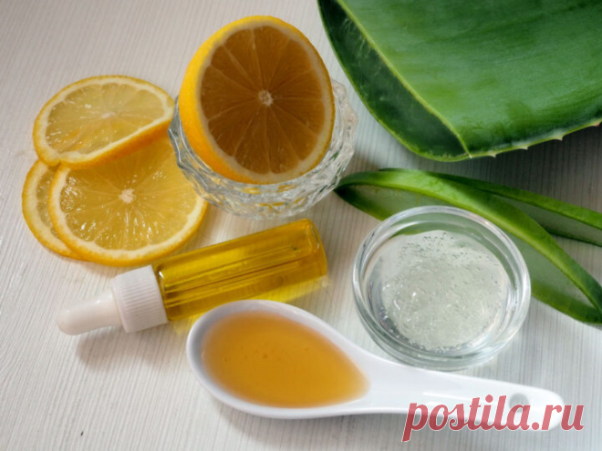 Cosmetic facial mask based on Aloe Vera, honey and lemon juice and olive oil