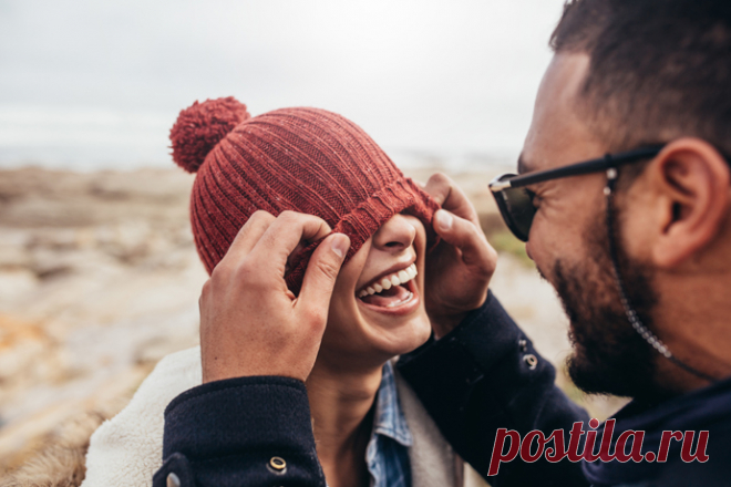 Как понять, что вы нравитесь другому Если кто-то нам очень симпатичен, хочется верить, что и мы производим на него неизгладимое впечатление. Но так ли это на самом деле? Не выдаем ли мы желаемое за действительное? Вот несколько верных признаков, которые помогут понять, что потенциальный партнер тоже увлечен вами.