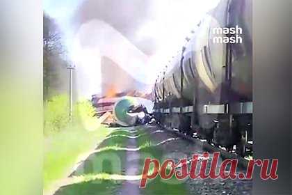 Опубликованы первые кадры с места подрыва железной дороги под Брянском. В сети появились первые кадры с места подрыва железной дороги в Брянской области. На кадрах видно горящий тепловоз, который первым сошел с рельсов, потянув за собой несколько вагонов. Из-за ЧП движение на участке Унеча — Рассуха приостановили. Возможны задержки движения пассажирских поездов.