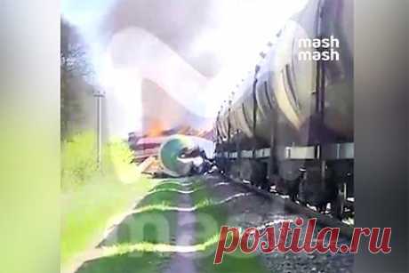 Опубликованы первые кадры с места подрыва железной дороги под Брянском. В сети появились первые кадры с места подрыва железной дороги в Брянской области. На кадрах видно горящий тепловоз, который первым сошел с рельсов, потянув за собой несколько вагонов. Из-за ЧП движение на участке Унеча — Рассуха приостановили. Возможны задержки движения пассажирских поездов.