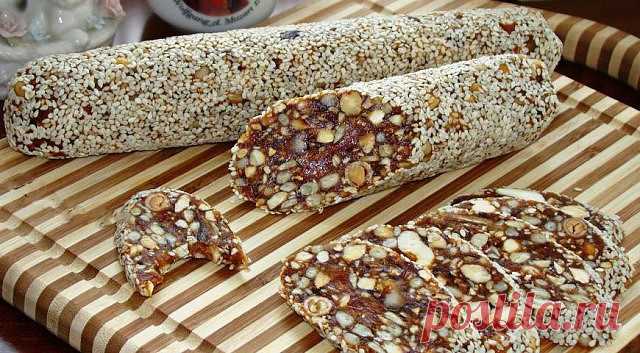 Финиковая колбаска
Вкусный и полезный десерт из сухофруктов. В сочетании с орешками это лакомство очень подходит как для постного питания, так и тем, кто следит за своей фигурой.