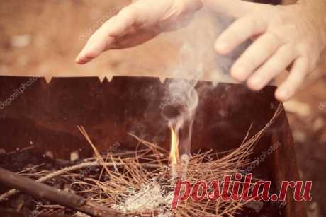 Я грею руки над огнём... 🔥🔥🔥
Все реже на моем пути встречаются друзья, 
Всё чаще на моем пути случаются разлуки. 
Всё объяснимо, но увы, слегка печалюсь я. 
И тихо грею над огнём стареющие руки. 

Всё чаще я смеюсь над тем, что не смешно. 
Смеюсь лишь потому, что легче так 
живется. 
Но ощущение, что жизнь - документальное кино, 
Как послевкусие, все чаще остаётся...

Всё реже хочется остаться до утра, 
Всё чаще хочется уйти немного раньше. 
Уже давно не ожидаю от добра...