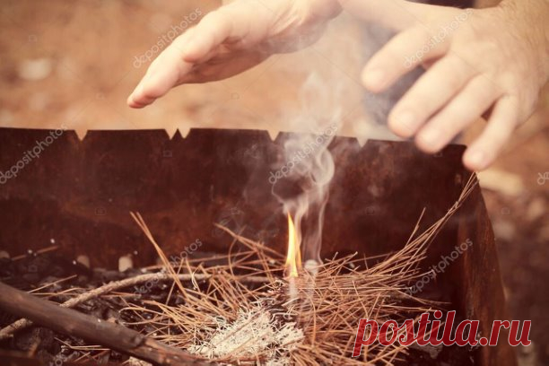Я грею руки над огнём... 🔥🔥🔥
Все реже на моем пути встречаются друзья, 
Всё чаще на моем пути случаются разлуки. 
Всё объяснимо, но увы, слегка печалюсь я. 
И тихо грею над огнём стареющие руки. 

Всё чаще я смеюсь над тем, что не смешно. 
Смеюсь лишь потому, что легче так 
живется. 
Но ощущение, что жизнь - документальное кино, 
Как послевкусие, все чаще остаётся...

Всё реже хочется остаться до утра, 
Всё чаще хочется уйти немного раньше. 
Уже давно не ожидаю от добра...